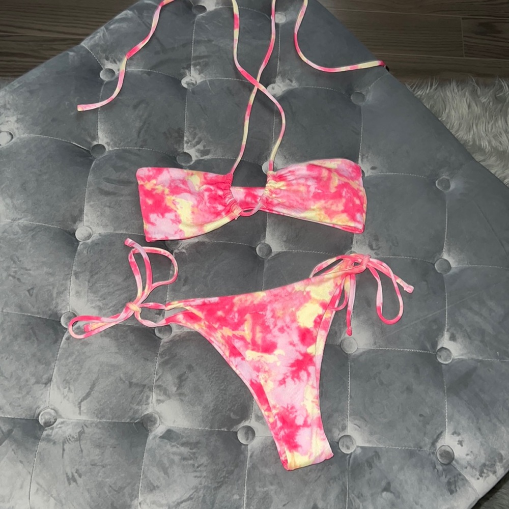 Bikini - Picture 2 of 4